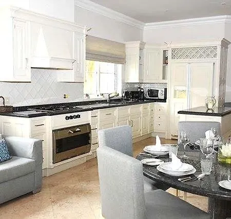 Sleeps 8 Pool Air Con Wifi