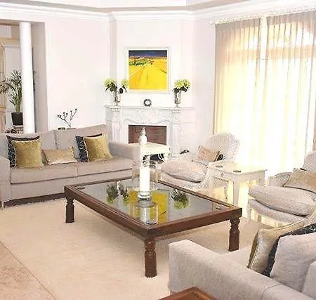 Sleeps 8 Pool Air Con Wifi